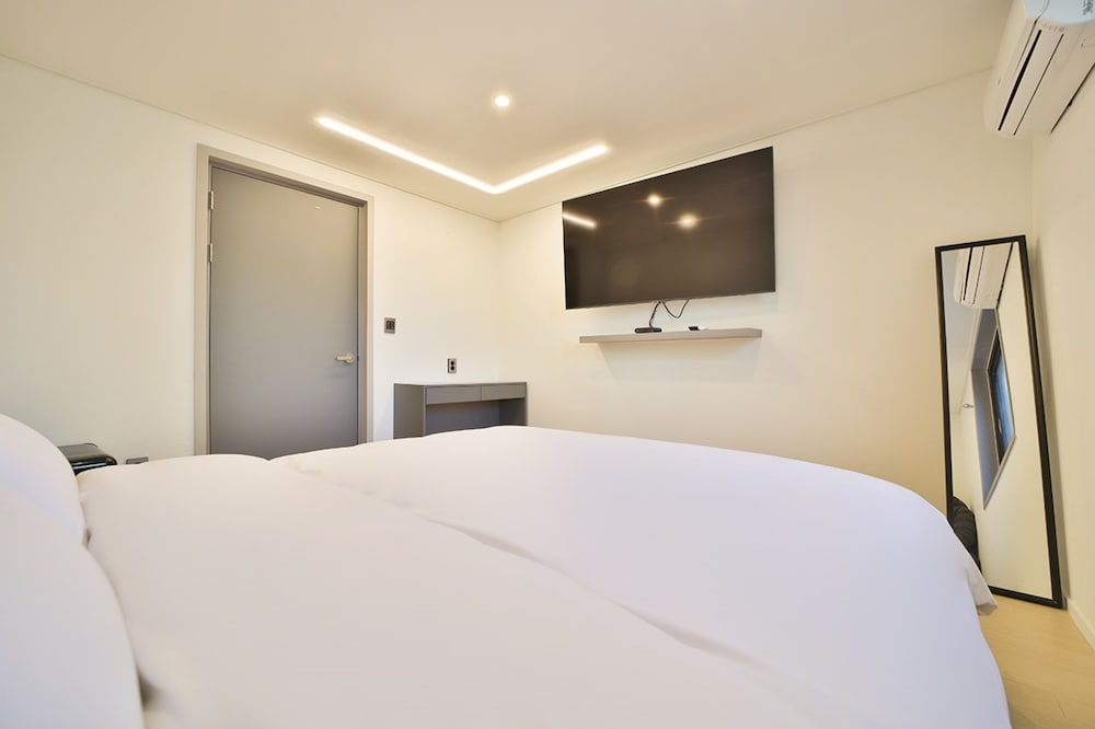 Premier Suite - Two Samsung 70" Smart TVs Included - Photo 10