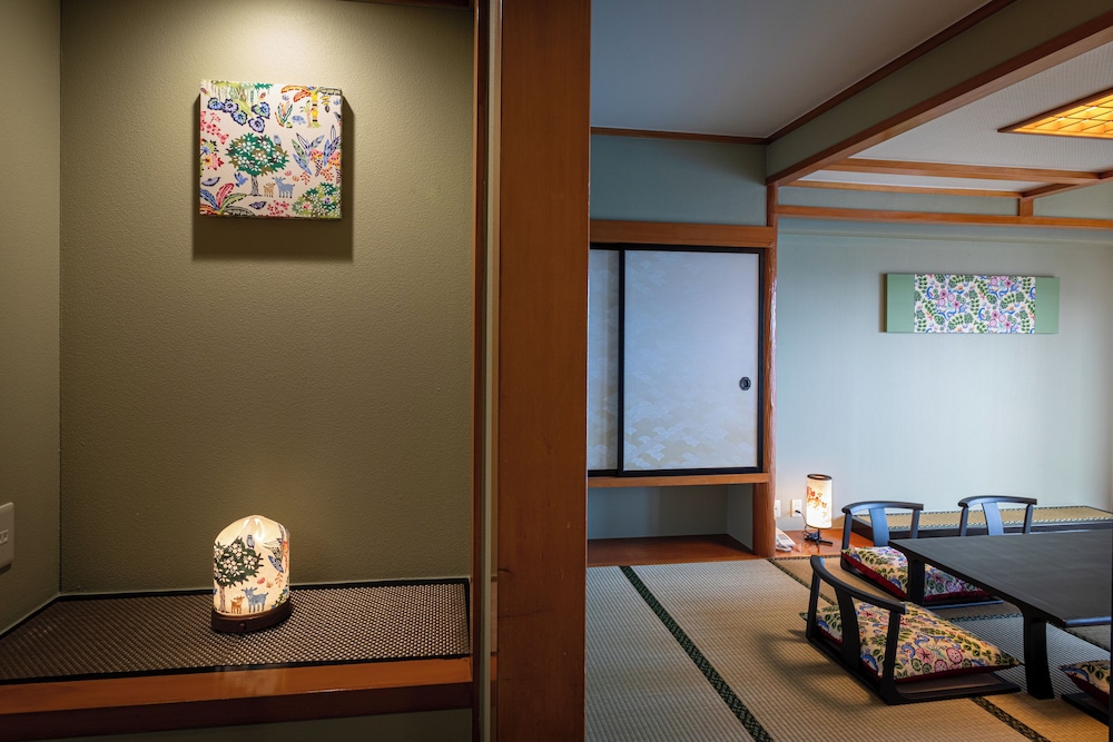 [Ryukyu Room, 4th to 5th floors] 48 square meters (2 to 6 people) Non-Smoking