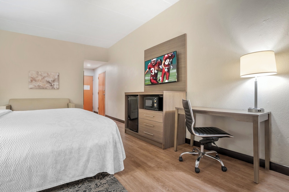 Standard Suite, 1 King Bed (Smoke Free) photo 3