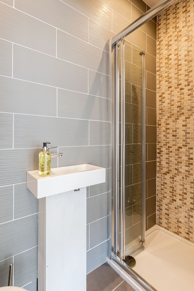 Deluxe Double Room (with Shower) photo 2