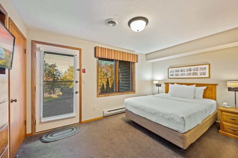 Premium Condo, 2 Bedrooms (2 Bathrooms, 2 Full Flights of Stairs) photo 2