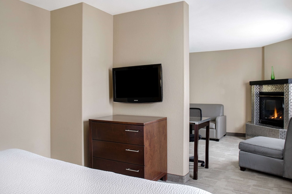 1 King Suite Fireplace and Sofa Bed