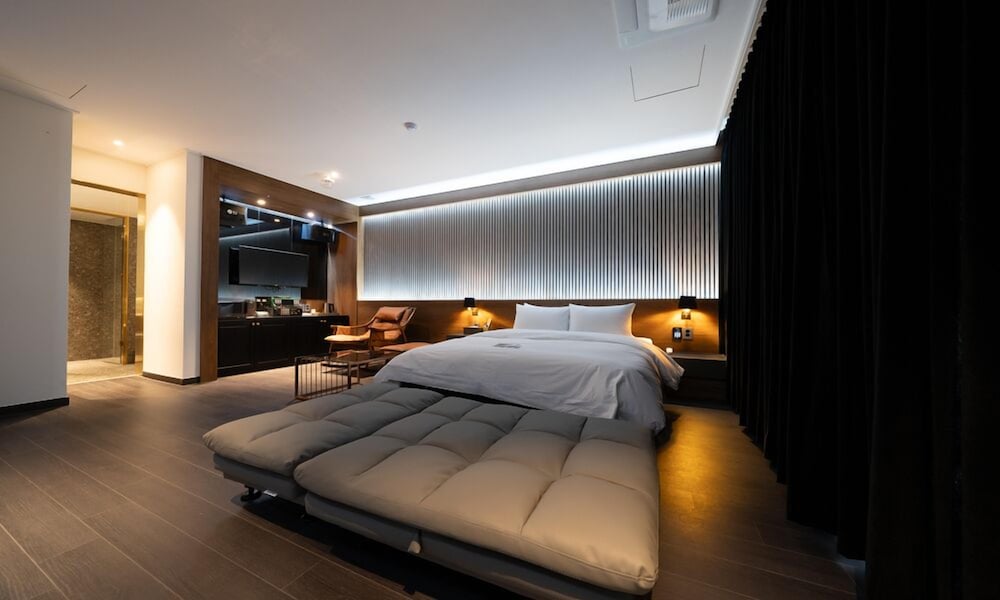 Suite Room - Photo 8