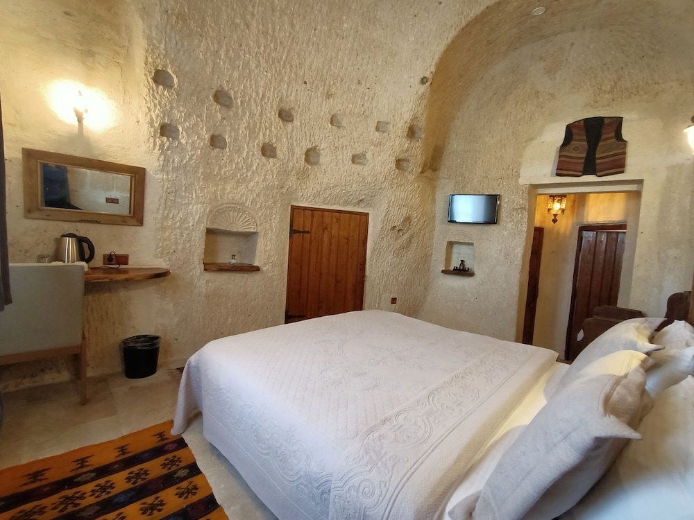 Deluxe Cave Room photo 1