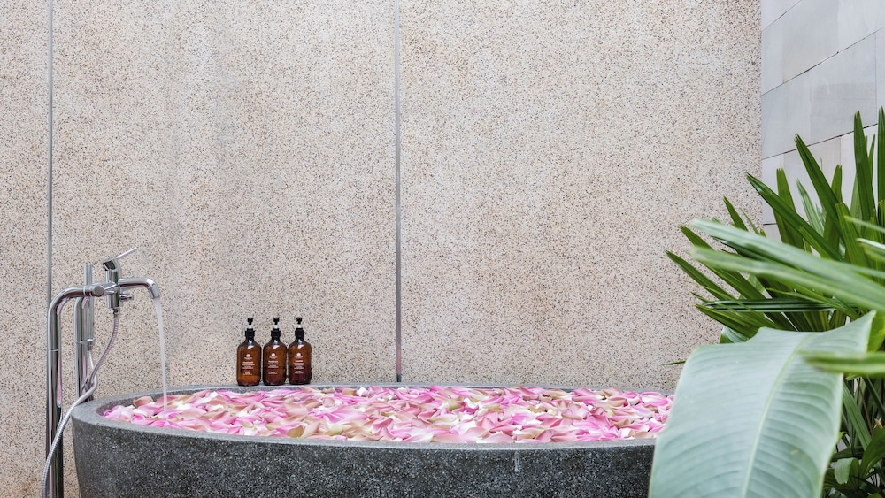 Cabana Twin Room Free Laundry + Daily 60Min Massage + Mini Bar + Airport Pick-Up - Photo 6
