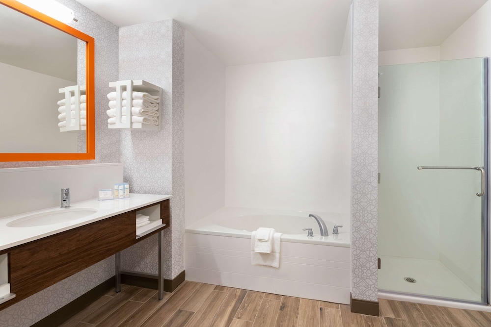 Suite, 1 King Bed, Non Smoking - Photo 4