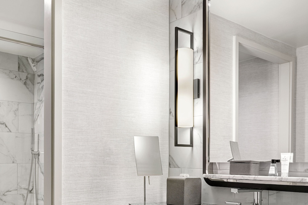 Premium, Larger Guest Room, 1 King, Canal Street View - Photo 7