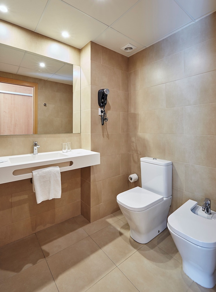 Double Room, Balcony, Partial Ocean View (3 Adults + 1 Child) photo 2
