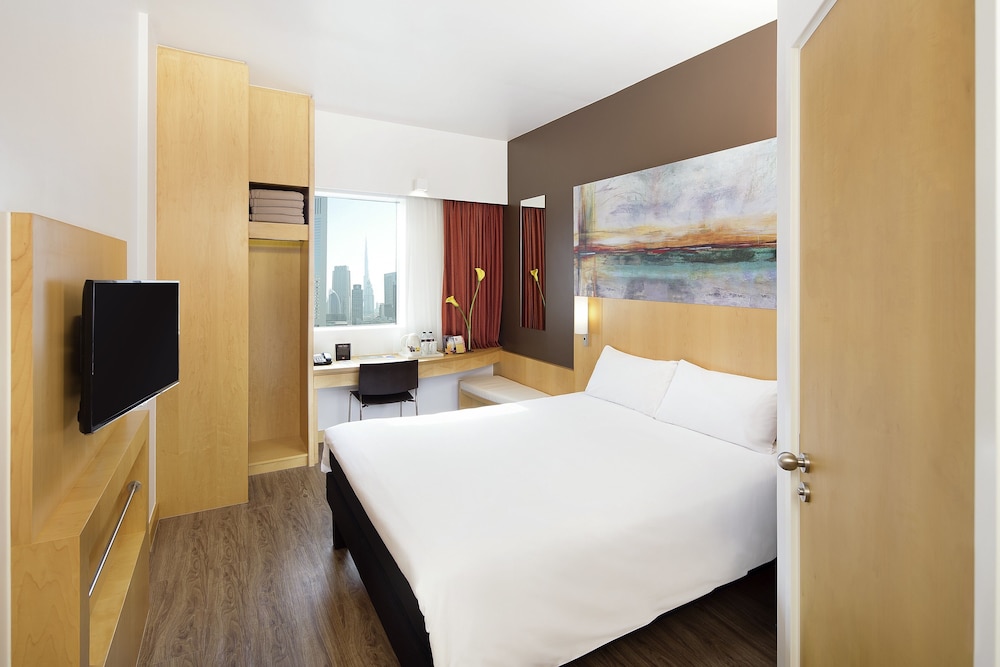 Premium Room, 1 Queen Bed, Accessible photo 3