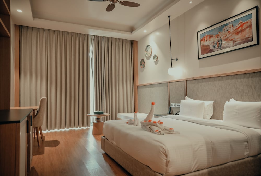 Elegant Room with Balcony - Photo 5