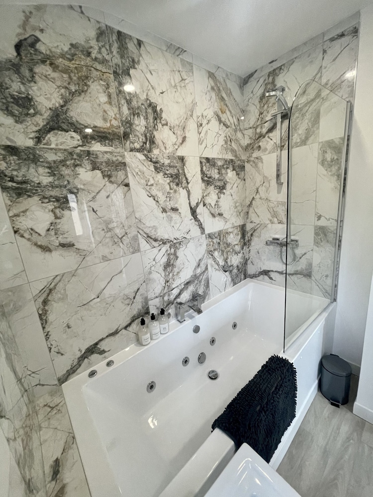 Luxury Apartment, Private Bathroom, Garden View (HOT TUB & spa bath ) - Photo 8