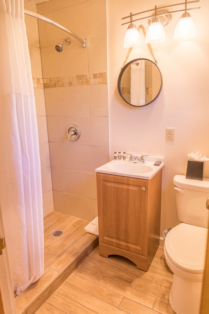 King Suite with Kitchen - Photo 10