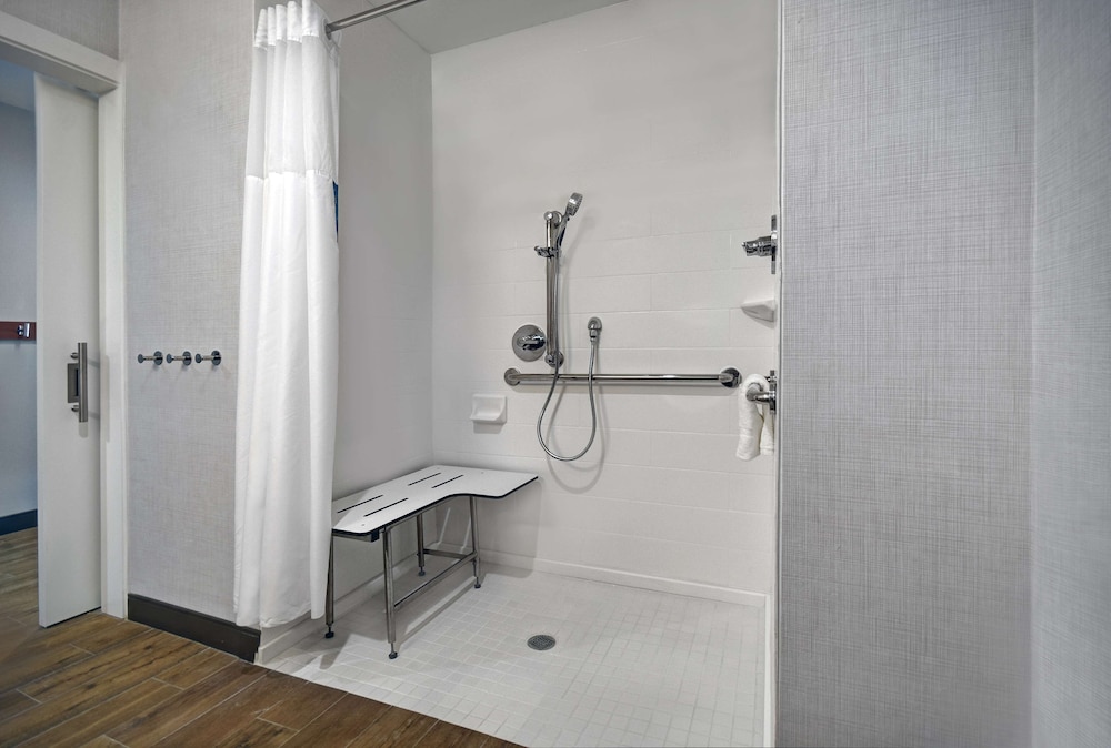 Room, 1 King Bed, Accessible, Non Smoking - Photo 6