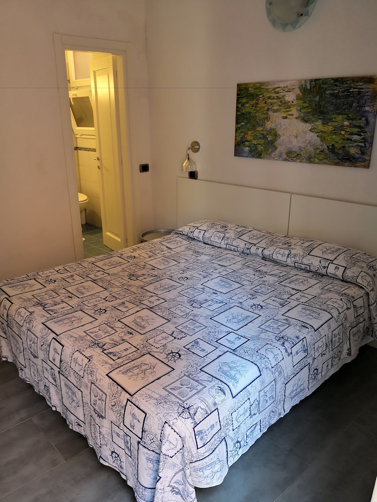 Basic Double Room, 1 Queen Bed