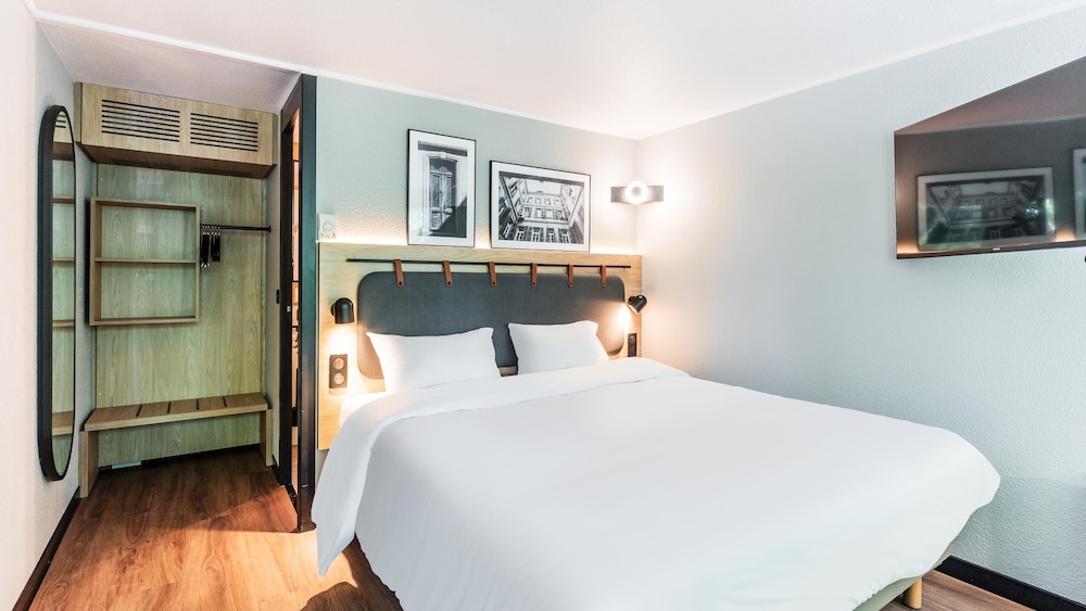 Standard Room, 1 Queen Bed - Photo 1