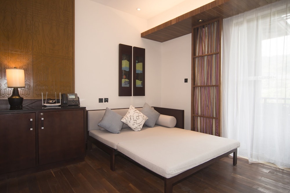 Premium Family Room, Guest Room, 1 King, Sofa Bed, Garden View, Balcony photo 3