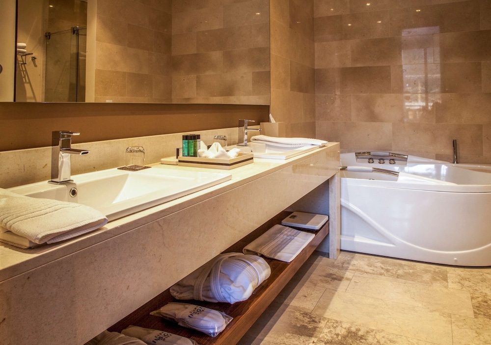 Suite, 1 King Bed, Executive Level - Photo 10