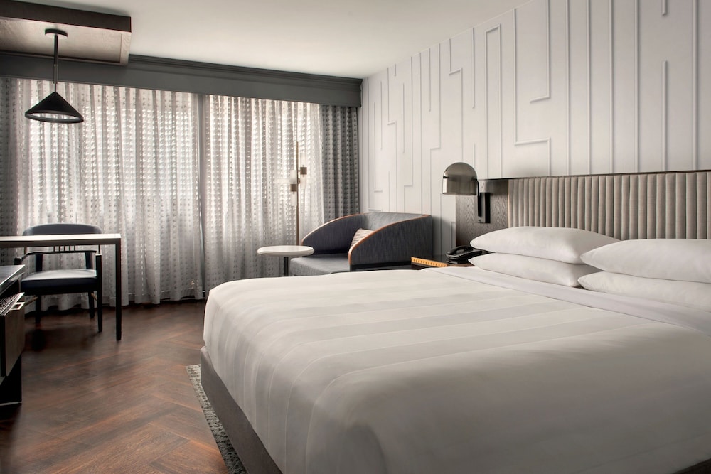 Club Room, 1 King Bed - Photo 3