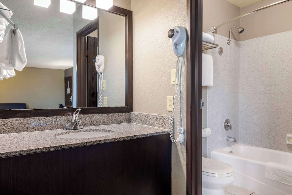 Suite, 2 Queen Beds, Non Smoking, Refrigerator & Microwave (Separate Living Room;with Sofabed) - Photo 4