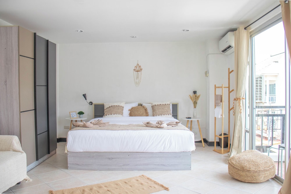 Deluxe Double Room with Bath - Photo 8