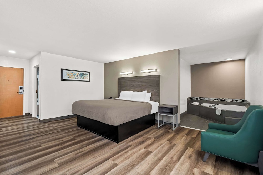 Standard Room, 1 King Bed, Non Smoking, Jetted Tub - Photo 3