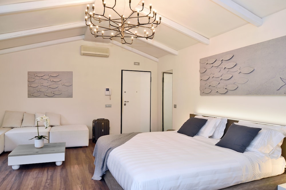 Luxury Suite, 1 King Bed, Jetted Tub photo 3