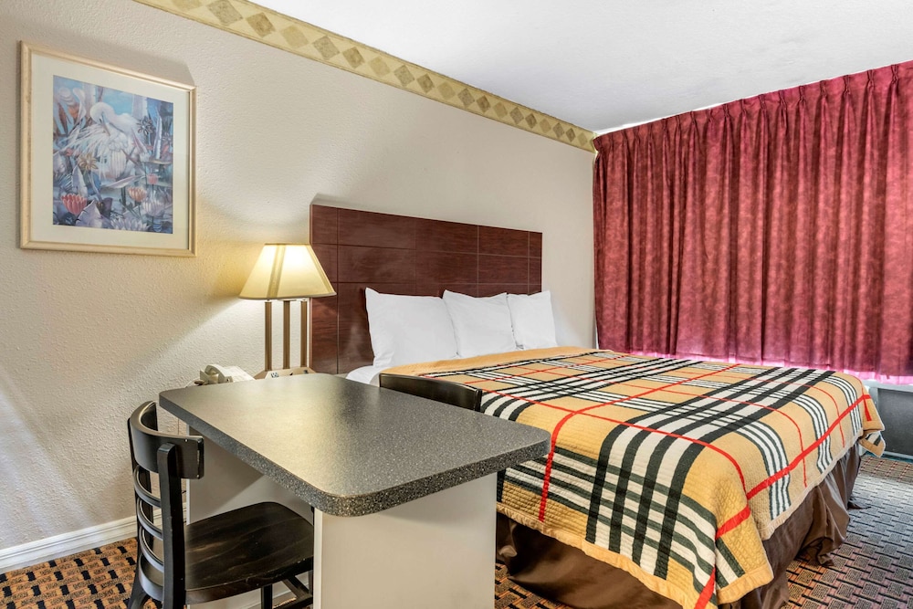Standard Room, 1 King Bed, Non Smoking - Photo 3