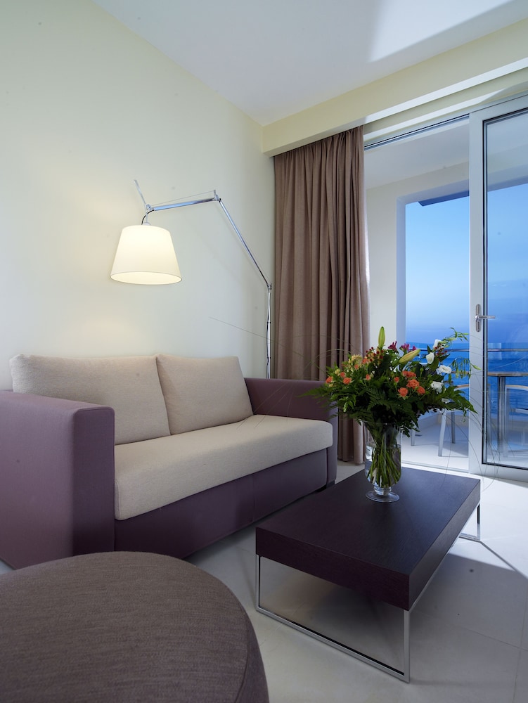 Suite, Jetted Tub, Sea View - Photo 3