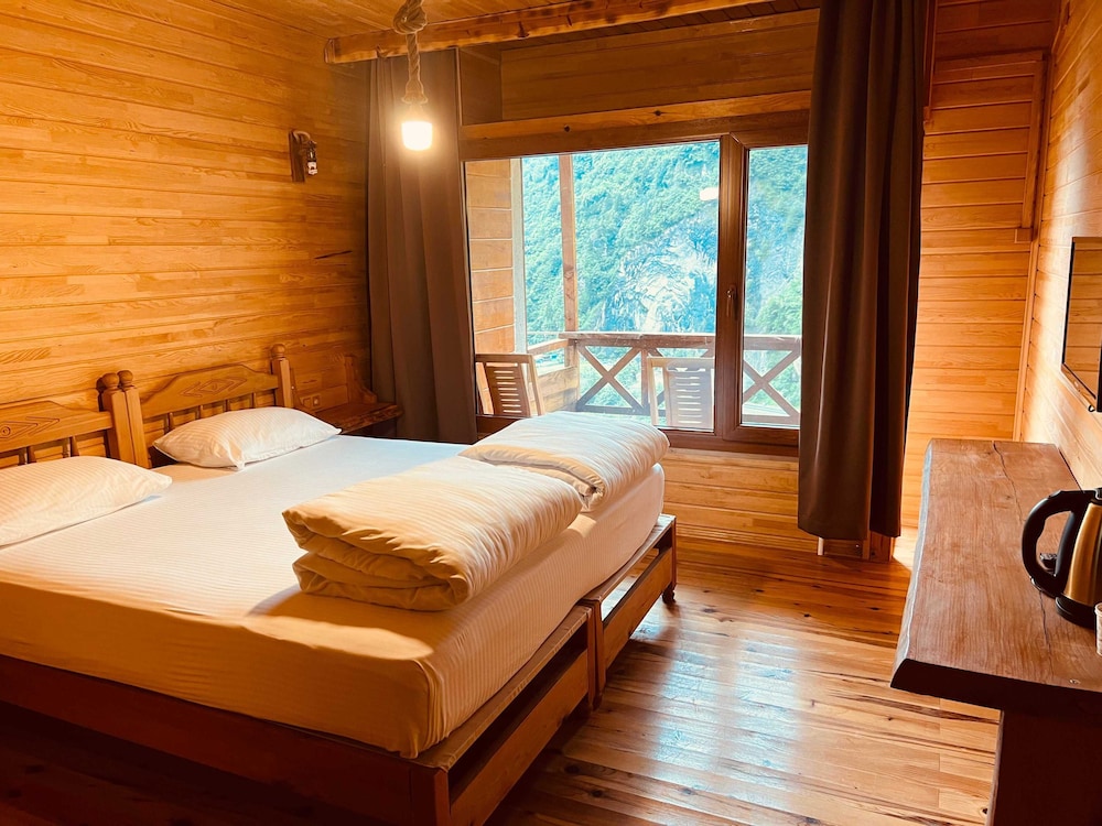 Deluxe Room, 1 King Bed, River View photo 1
