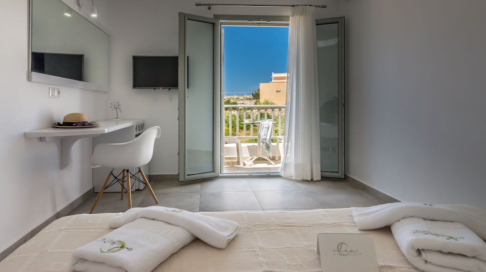 Deluxe Room, Partial Sea View photo 3