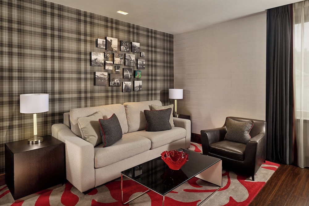 Club Suite, 1 King Bed thumbnail 6