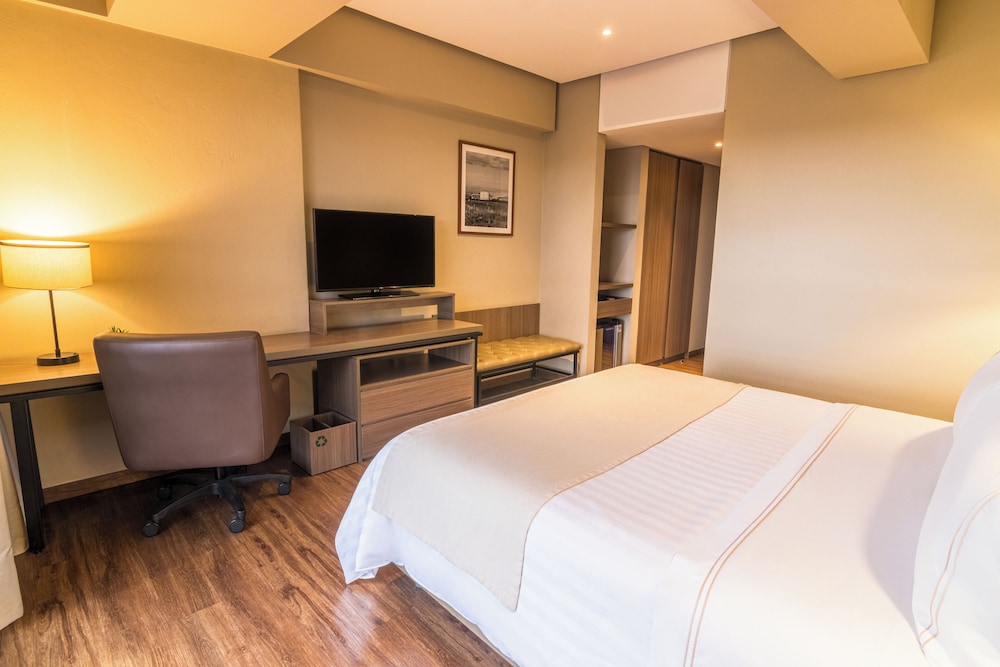 Superior Room, 1 King Bed photo 3