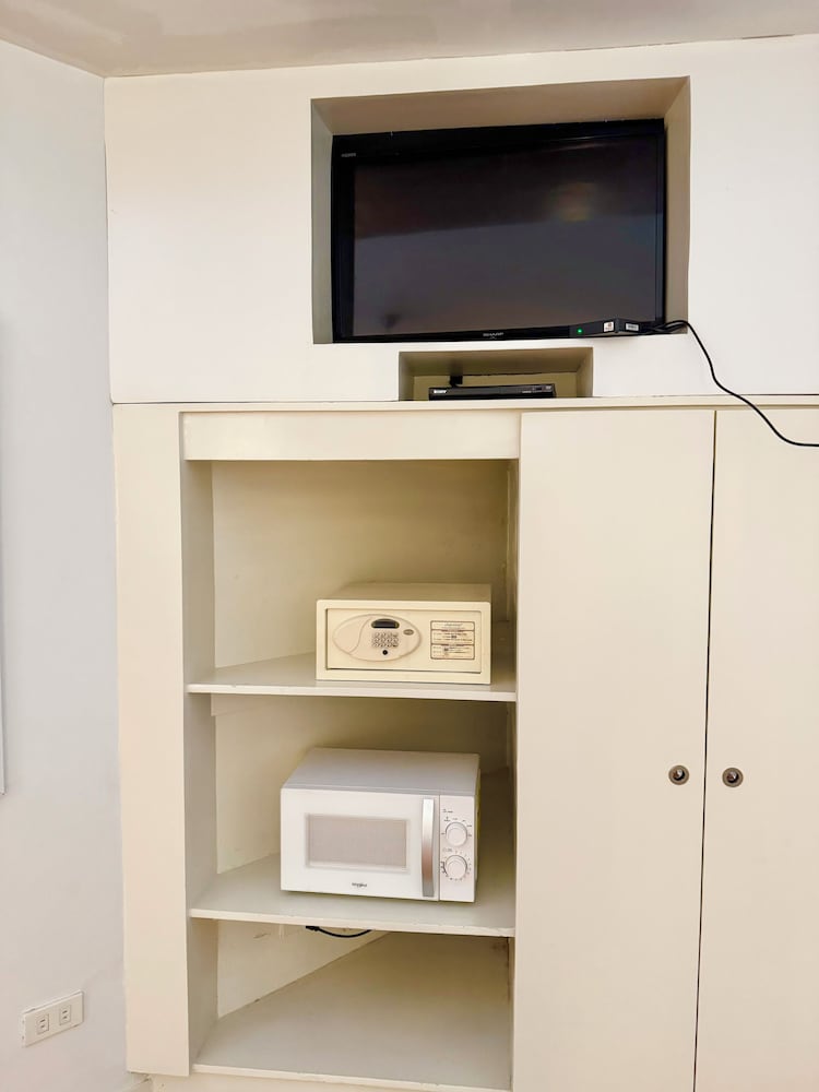 Deluxe Room, Refrigerator & Microwave, Corner photo 2