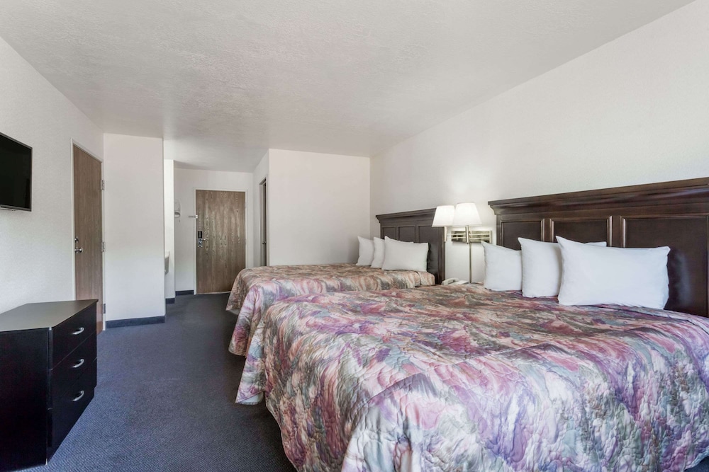 Upgraded, Room, 2 Queen Beds, Non Smoking