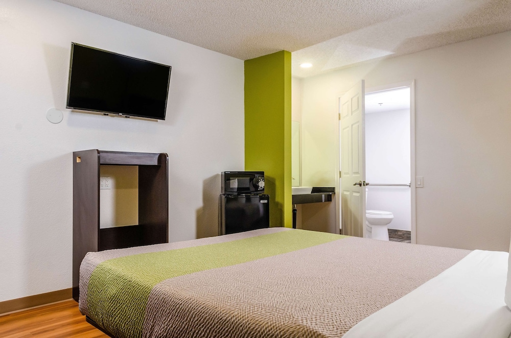 Deluxe Suite, 1 King Bed, Non Smoking, Refrigerator & Microwave photo 1