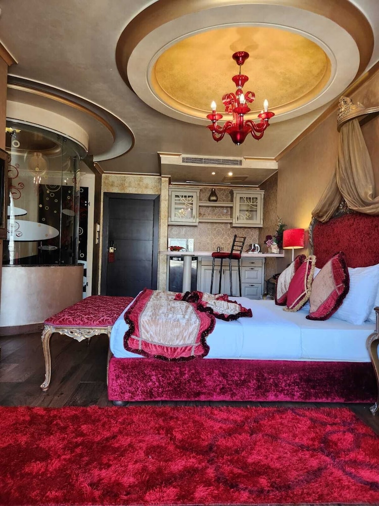 Honeymoon Room, 1 King Bed photo 1