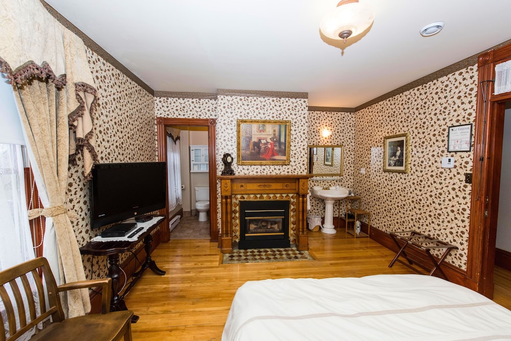 Deluxe Room, 1 Queen Bed, Fireplace
