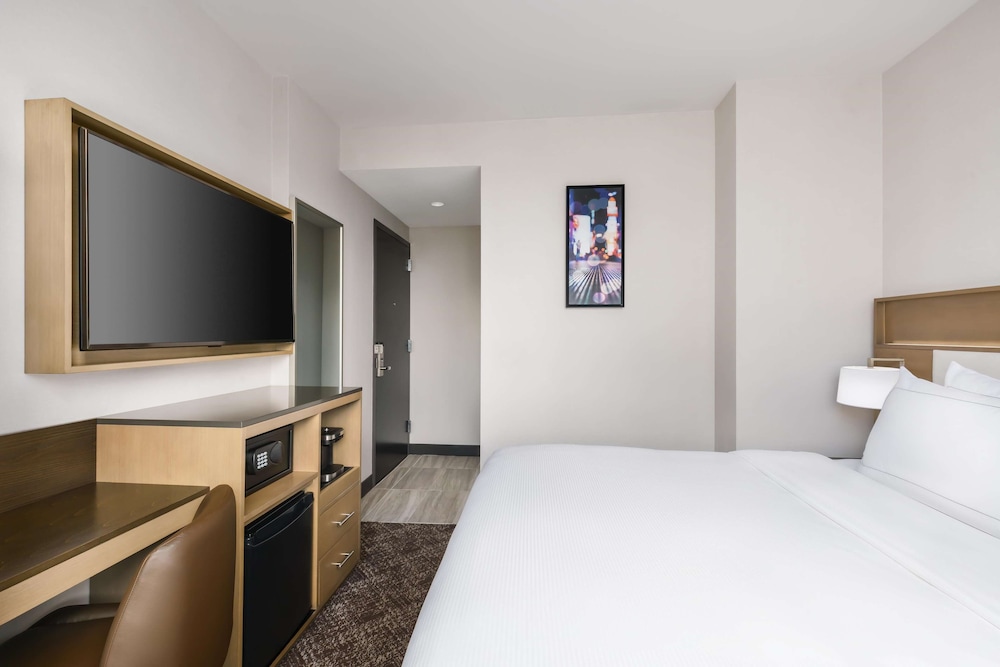 Room, 1 King Bed, Accessible (Hearing) - Photo 4