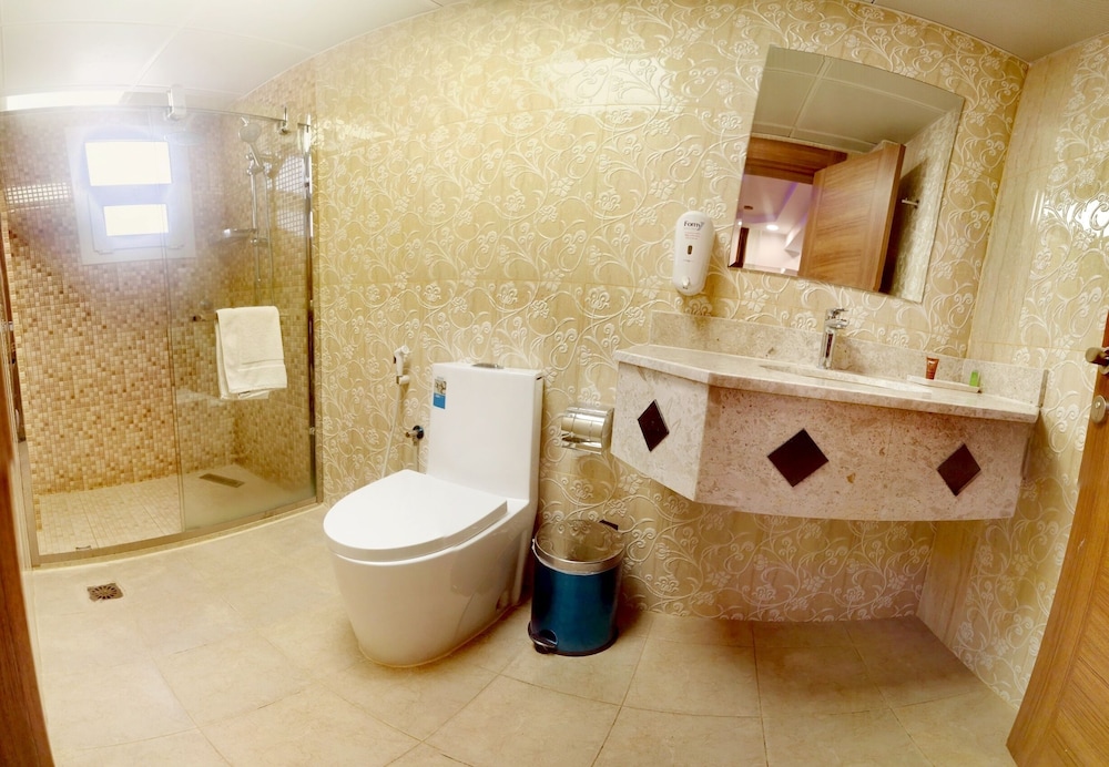Deluxe Studio, 1 King Bed, City View photo 2