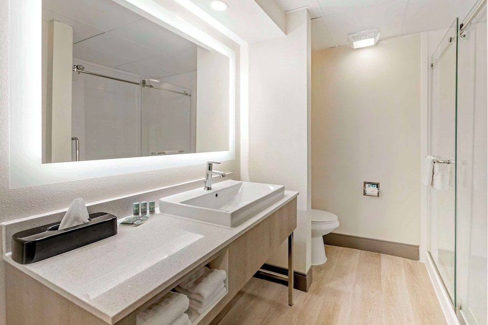 Suite, 1 King Bed, Non Smoking, Refrigerator & Microwave - Photo 3