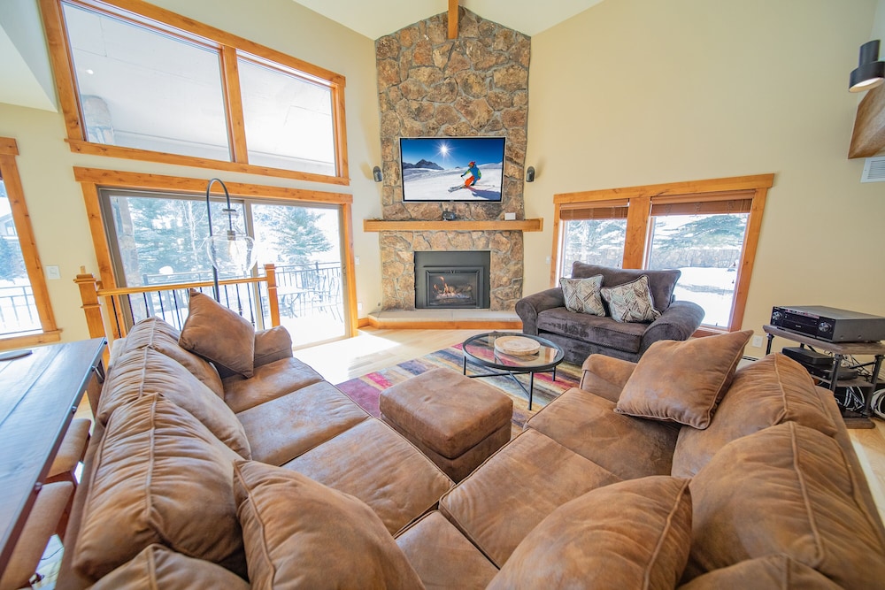 Deluxe Townhome, 4 Bedrooms, Balcony, Mountain View (Enclave 29)