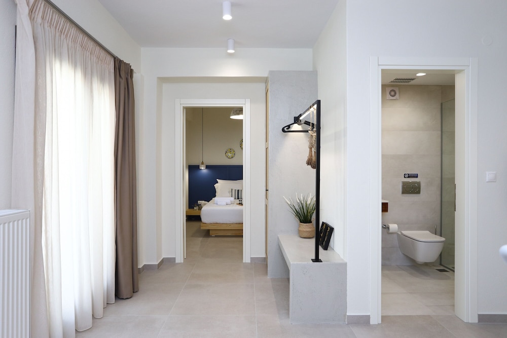 Deluxe Quadruple Room, 1 Queen Bed with Sofa bed photo 2