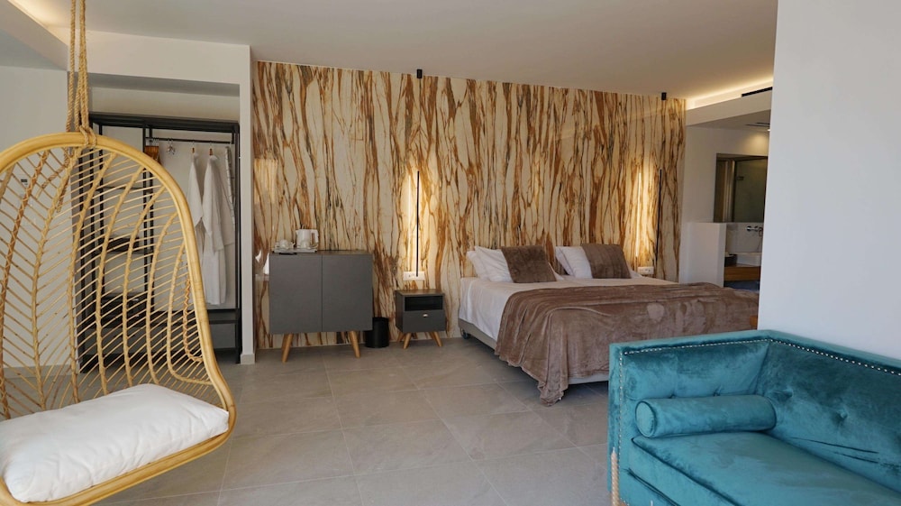 Suite, Hot Tub - Photo 6