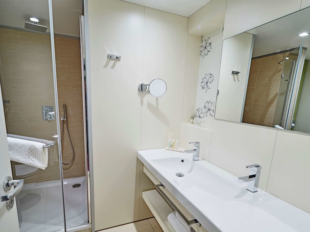Standard Room, 2 Twin Beds, Bathtub - Photo 7
