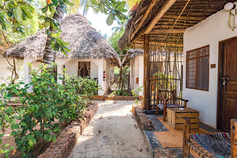 Economy Quadruple Room, Garden View, Beachside