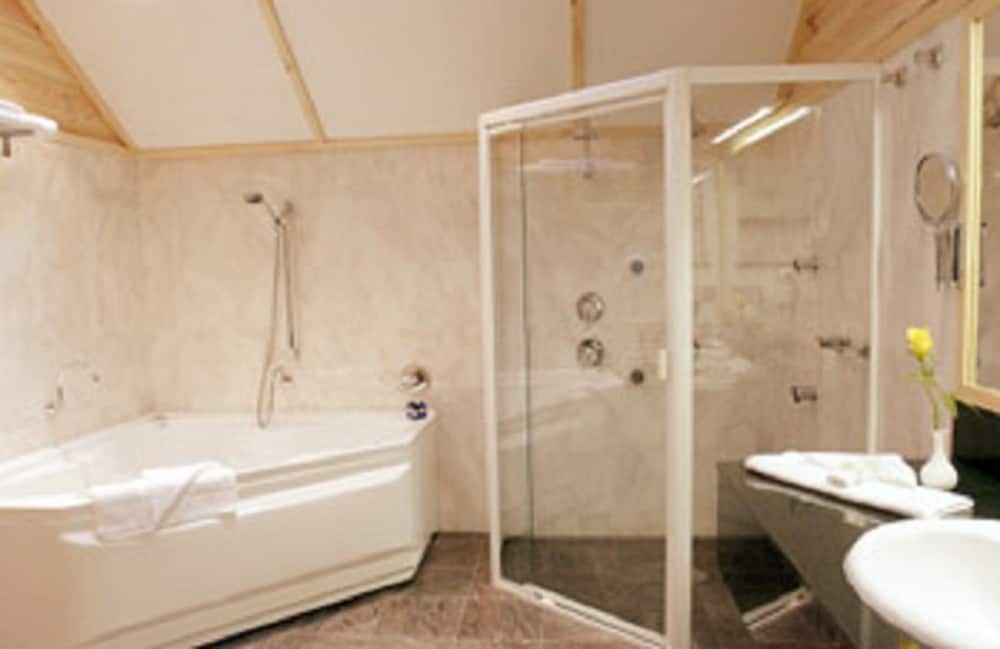 Bungalow, 1 King Bed, Hot Tub, Garden Area photo 2
