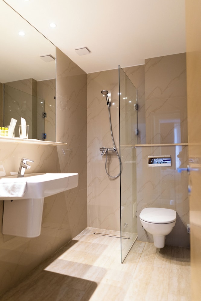Deluxe Room - Photo 12