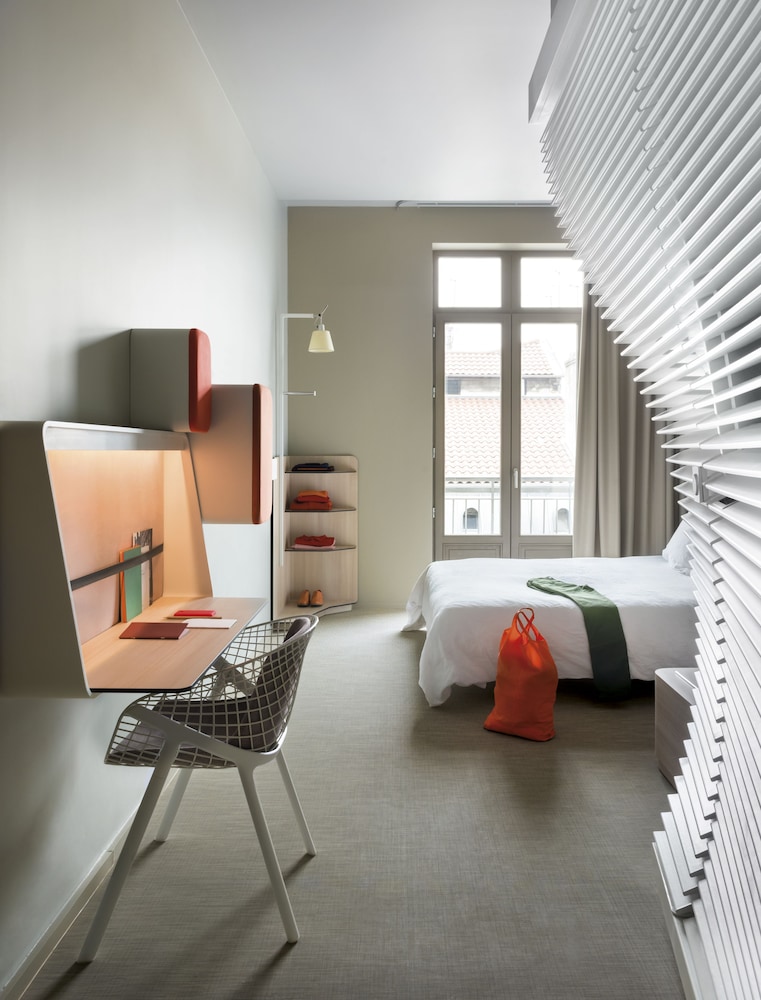 Classic Room with balcony including self-service snacks and drinks at the Club
