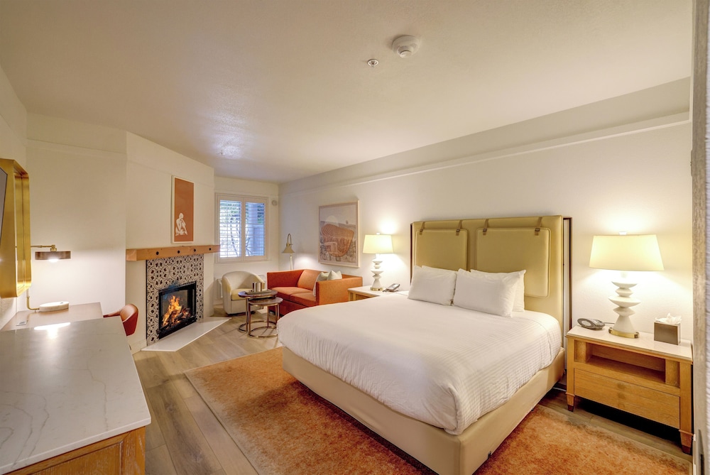 Room, 1 King Bed, Fireplace, Corner - Photo 4