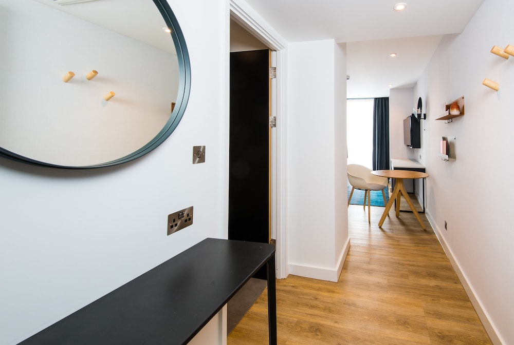 Studio Suite, 1 King Bed, Kitchen - Photo 2